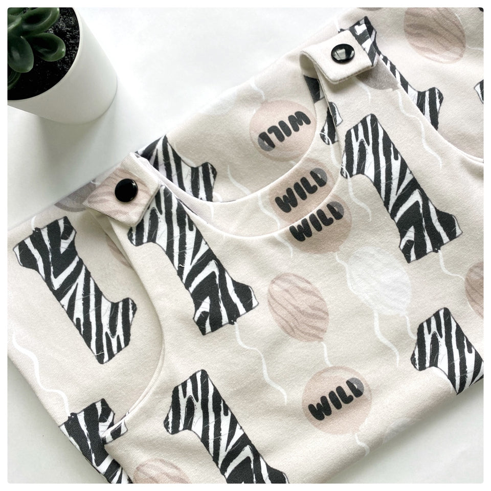This organic cotton jersey romper features an awesome wild one print, in neutral colours, it is perfect for any first birthday outfits.